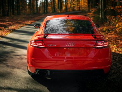 Voiture Audi rouge sur la route en automne