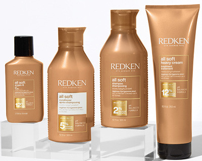 Quatre produits appartenant à une des gammes capillaires de la marque Redken.